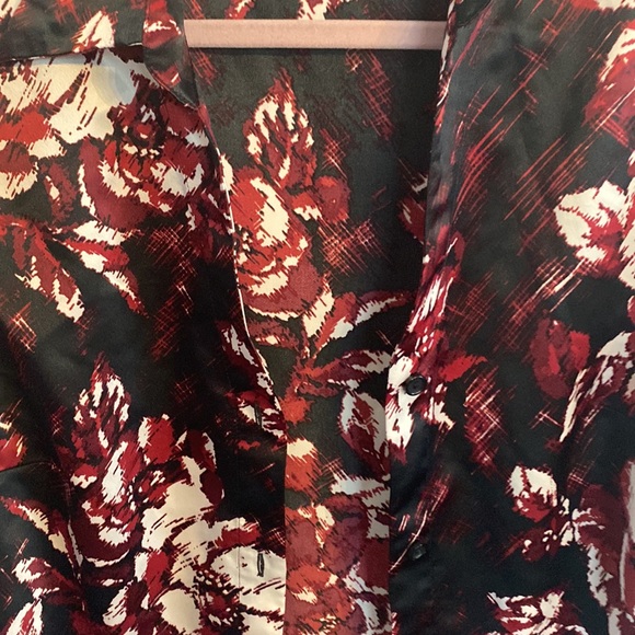 🟢10/$10 - button down blouse - Picture 2 of 4